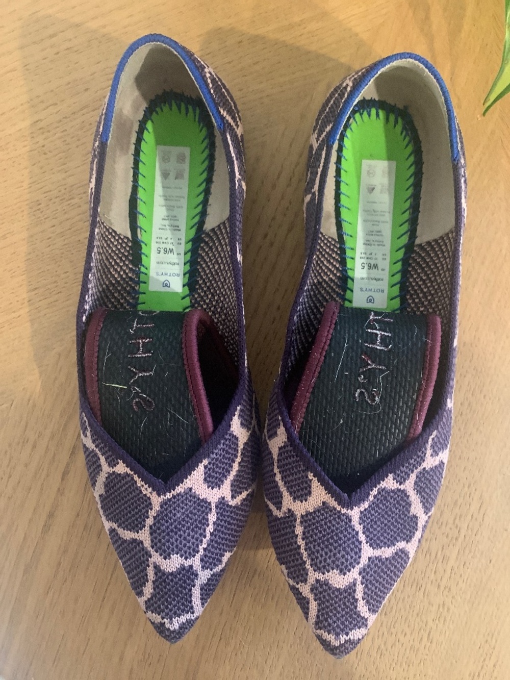 Rothys 6.5 point flats purple giraffe
